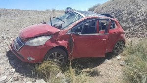 Una familia de Neuquén que viajaba a Mendoza volcó en La Pampa, sobre la Ruta 151