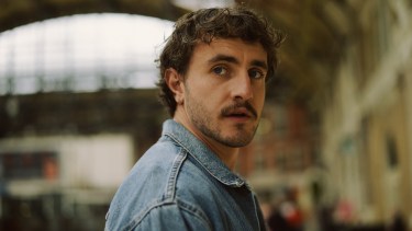 «Todos somos extraños»: la inquietante historia de amor y pérdida que llega a los cines el 7 de marzo