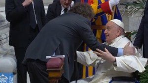 Milei y el papa Francisco se saludaron con un abrazo: mirá cómo fue el primer encuentro en el Vaticano