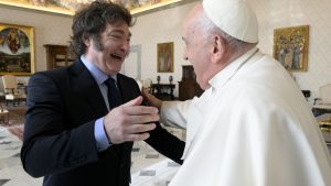 Milei vuelve a Argentina con guiños del papa Francisco para actuar ante la crisis económica