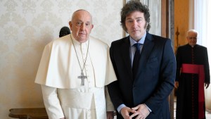 Milei se reunió con el papa Francisco en el Vaticano: de qué hablaron y qué regalos intercambiaron