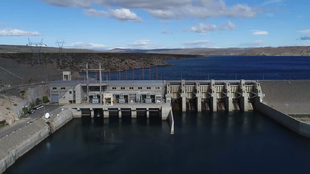 La firma opera tres centrales hidroeléctricas, de las cuales una está sobre el río Limay, en el límite entre Río Negro y Neuquén. (Foto: gentileza)
