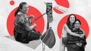 Bordadoras guatemaltecas y artesanas argentinas fusionan sus culturas para crear accesorios sustentables