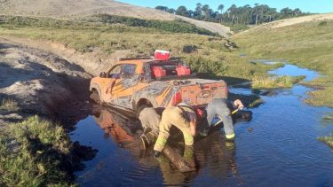 Rescataron a turistas encajados en una laguna de Villa Pehuenia y les agradecieron donando «mucho asado»