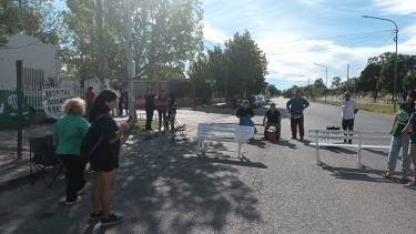 Trabajadores cortan la Avenida Cipolletti frente al hospital de Fernández Oro. Foto: gentileza (Inforo)