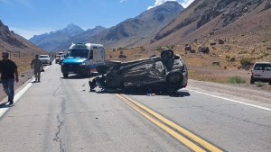 Trágico accidente sobre la Ruta 7 en Mendoza: una pareja chilena murió tras chocar contra una traffic