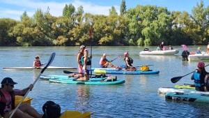 Más de 130 palistas unieron Huergo con Regina para concientizar sobre el cáncer de mama. Mirá las mejores fotos