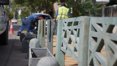 Comenzaron a retirar las macromanzanas en Cipolletti para obtener mayor espacio de estacionamiento. Foto: Gentileza.