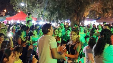 Las familias disfrutando del verano cultural 2024 en el centro de Cipolletti. Foto: Gentileza.