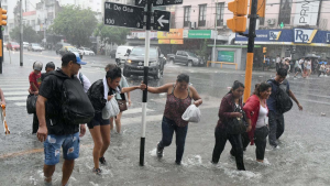 Calles intransitables, vuelos suspendidos y el subterráneo interrumpido por el temporal en la Ciudad de Buenos Aires