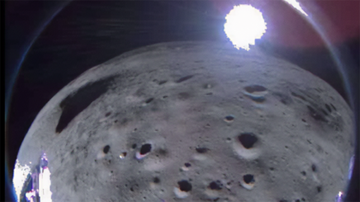 La fotografía de arriba de la Luna, aproximadamente 35 segundos después de lanzarse la sonda en su aproximación al lugar de aterrizaje / Foto X @Int_Machines