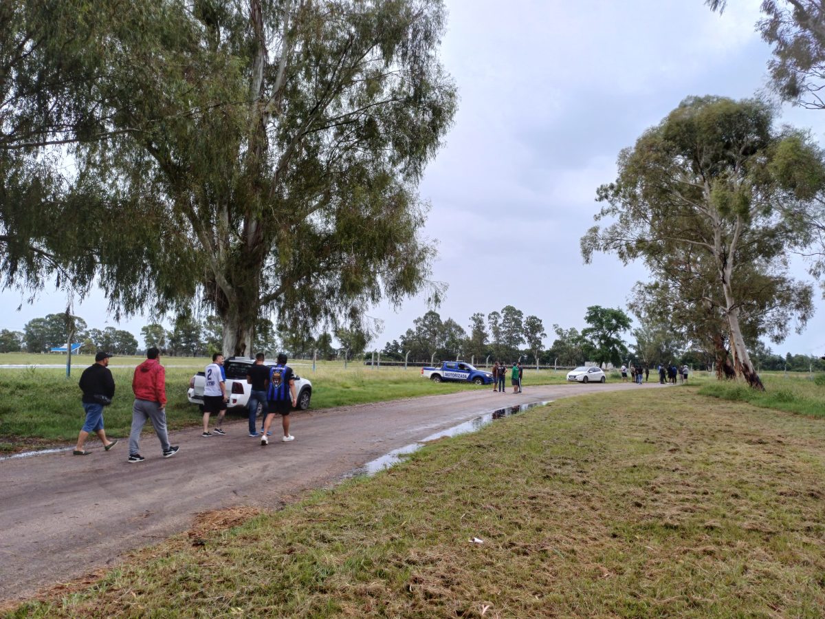 Los hinchas de Rincón quedaron varias horas varados lejos del estadio en Río Cuarto. (Foto: Gentileza Victoria Sánchez)