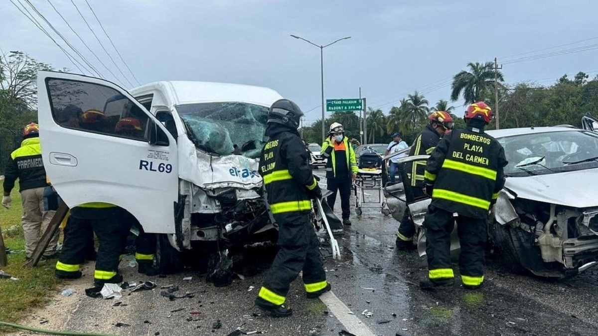 El lugar del accidente en la carretera Puerto Aventuras-Tulum, donde cinco argentinos perdieron la vida en un choque frontal entre una van turística y una camioneta. 
