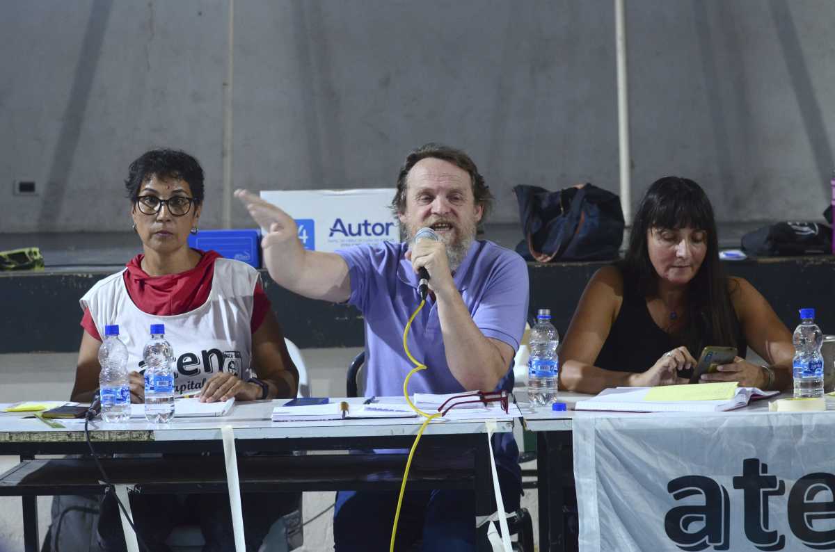 El secretario general de ATEN, Marcelo Guagliardo, durante la asamblea en la capital. Foto: Cecilia Maletti.