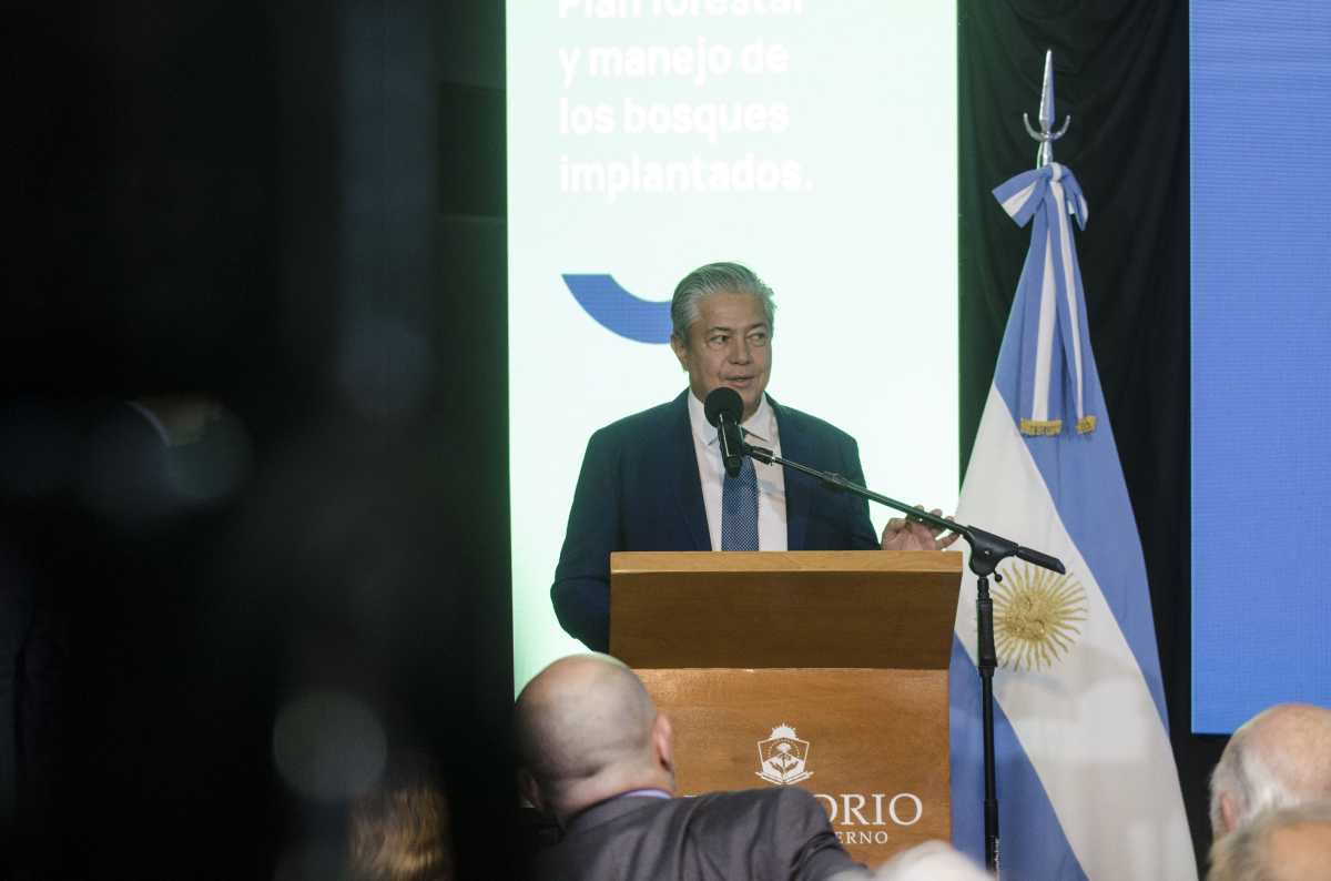 El gobernador Rolando Figueroa durante la presentación del plan forestal. Foto: Cecilia Maletti.