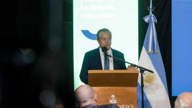 El gobernador Rolando Figueroa durante la presentación del plan forestal. Foto: Cecilia Maletti.