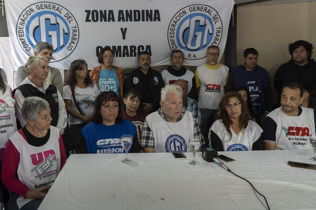 La CGT y las dos CTA de Bariloche se unieron para continuar el plan de lucha iniciado en enero contra la Ley Ómnibus. Foto: Marcelo Martinez 