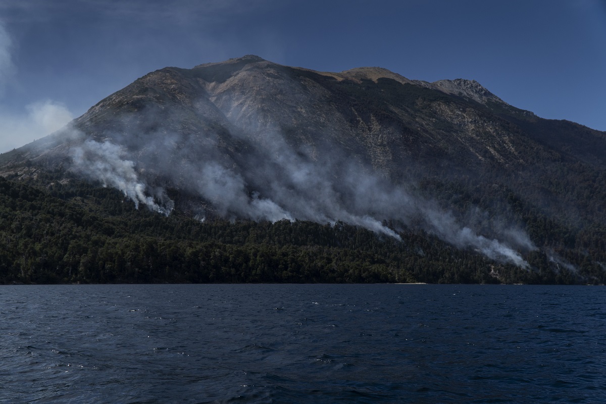 En el Brazo Tristeza del lago Nahuel Huapi se produjo un incendio por un fuego mal apagado. Foto: Archivo/ Marcelo Martinez