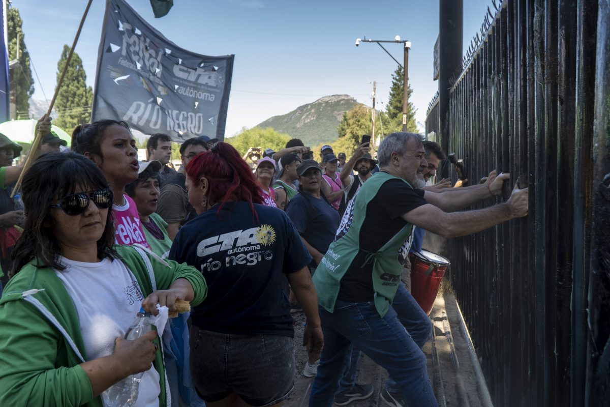 Rodolfo Aguiar encabezó la movilización al camino Tacuifí y forcejó la reja que impide el acceso. Foto: Marcelo Martinez