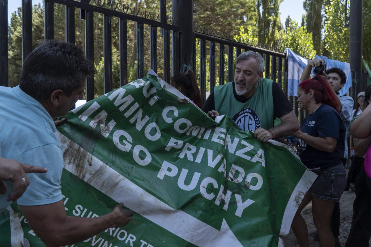 "Aquí comienza el camino privado Domingo Puchy", rezaba el cartel que habían colocado junto al acceso al camino Tacuifí. Foto: Marcelo Martinez