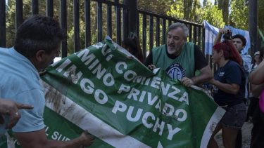 "Aquí comienza el camino privado Domingo Puchy", rezaba el cartel que habían colocado junto al acceso al camino Tacuifí. Foto: Marcelo Martinez