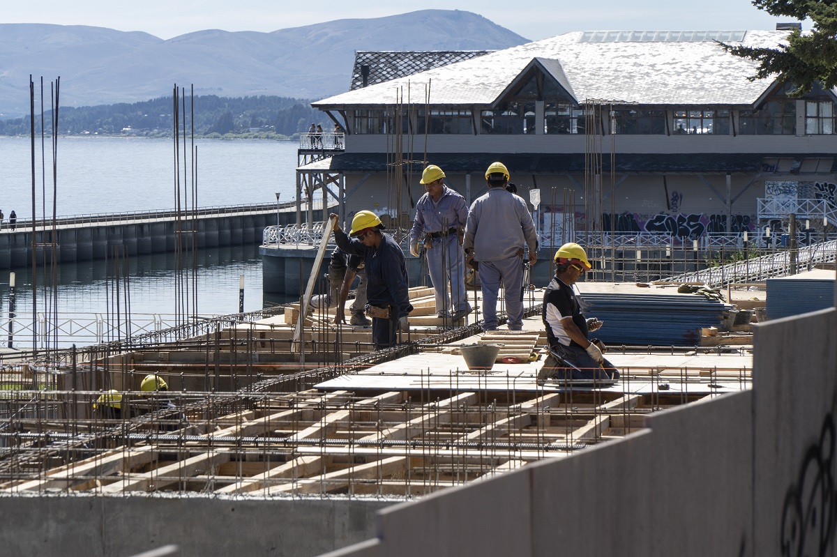 En el Memorial de Malvinas que se construye en la costanera de Bariloche hay obreros trabajando, pero Uocra indica que son menos de los necesarios. Foto: Marcelo Martinez