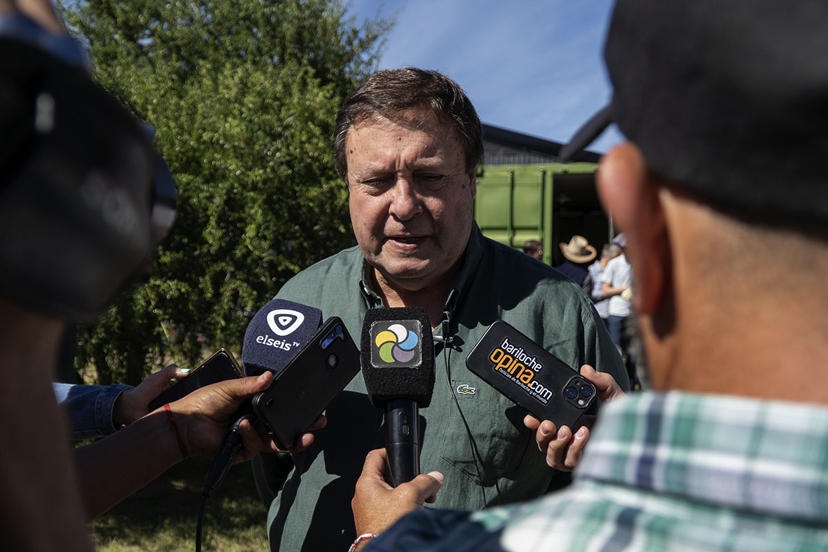 El gobernador Alberto Weretilneck habló con gremios en Bariloche el viernes y ayer en la Rural. Foto: Marcelo Martinez