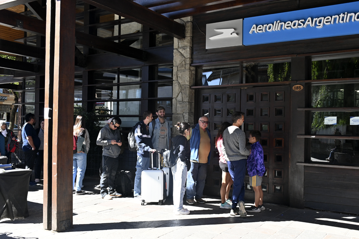 La gente se concentró en la sede de Aerolíneas antes de su apertura. Foto: Chino Leiva
