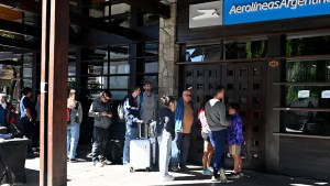 Cientos de turistas varados intentan reprogramar sus vuelos en Bariloche