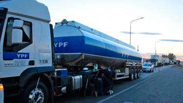 El camión está varado desde las 15 en Roca. Foto: Juan Thomes.