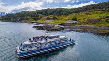 Turismo en Ushuaia: navegar el Canal Beagle por aguas míticas, repletas de historias extremas