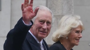 El rey Carlos III recibe tratamiento contra el cáncer.