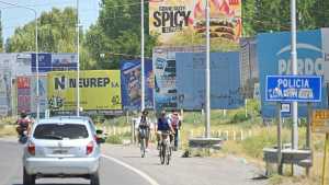 Intiman a retirar la cartelería “ilegal” en la zona  del puente carretero en Cipolletti