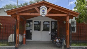 Estaba tomando alcohol en la calle y fue detenido en Catriel: era buscado en Cipolletti