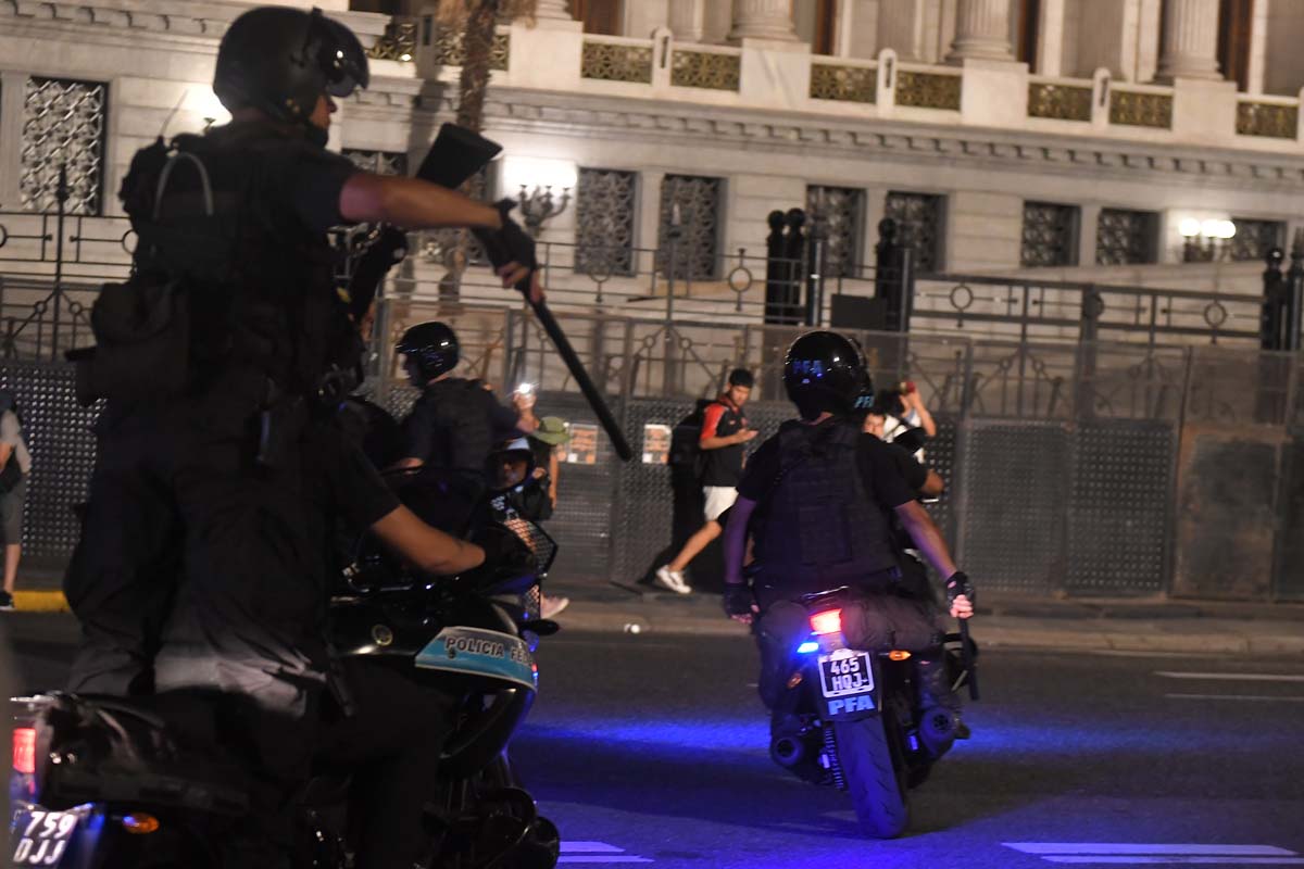Ley Ómnibus | Efectivos de las fuerzas de Seguridad cargaron contra manifestantes y los obligaron a retirarse de las calles adyacentes al Parlamento. Foto Télam. 