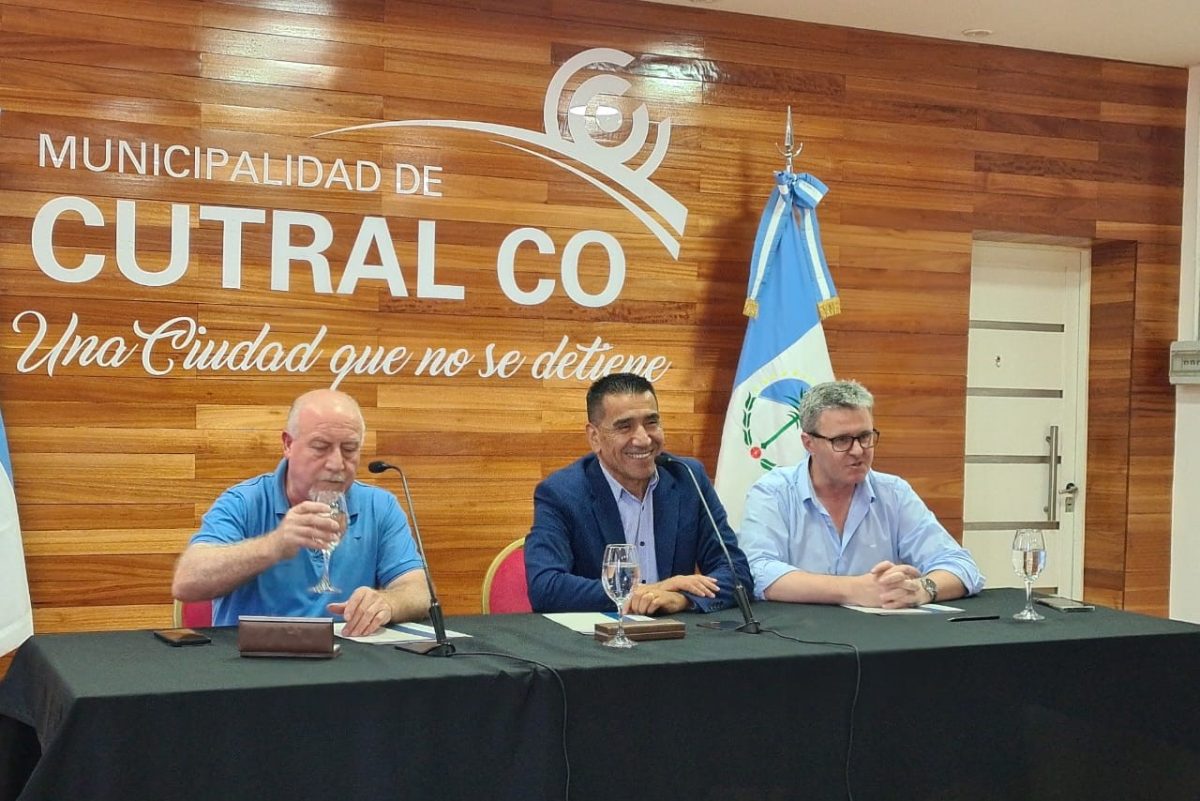 Se firmó el convenio entre la cooperativa El Petróleo y el municipio de Cutral Co (Foto: Andrea Vazquez)