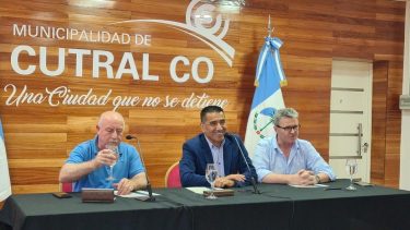 Se firmó el convenio entre la cooperativa El Petróleo y el municipio de Cutral Co (Foto: Andrea Vazquez)