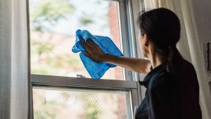 Empleadas domésticas: Cuál es la jornada laboral permitida y qué pasa con las horas extras