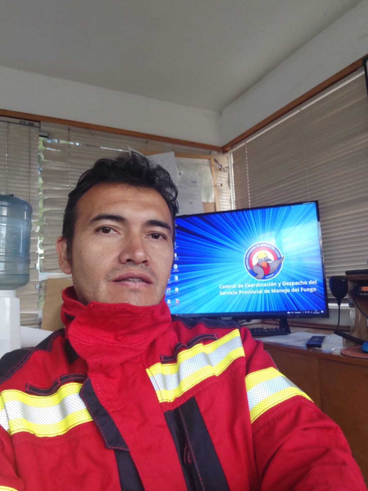 Daniel Catalan, radioperador en el combate de incendios en Chubut. 