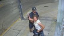 Imagen de Video | Robo en pleno centro de Neuquén: Una pareja reventó la vidriera de un comercio y quedaron registrados por las cámaras