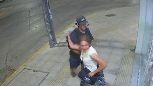 Video | Robo en pleno centro de Neuquén: Una pareja reventó la vidriera de un comercio y quedaron registrados por las cámaras