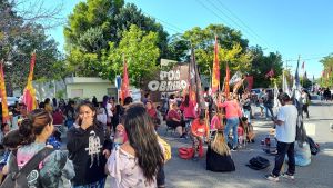 Protestas en Neuquén: organizaciones cortaron frente a Trabajo, ATEN y el Frente Cultural irán Casa de Gobierno, este miércoles