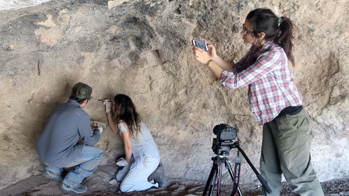 Hallazgo histórico: descubrieron el arte rupestre más antiguo de Sudamérica en una cueva de la Patagonia. Foto: gentileza Ramiro Barberena.