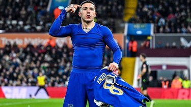 Enzo Fernández anotó un golazo de tiro libre para Chelsea, que ingresó en el ángulo del arco defendido por Dibu Martínez.