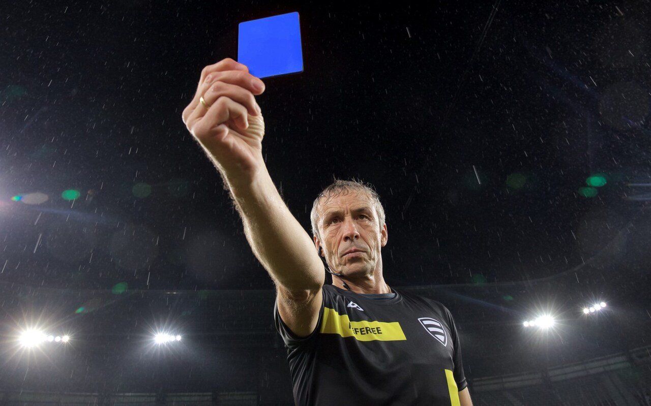 La IFAB aprobó el uso de la tarjeta azul en el fútbol profesional.