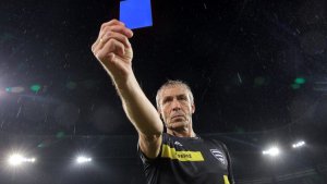 Llega la tarjeta azul al fútbol profesional: a partir de cuándo se aplicará y en qué casos