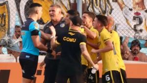 El árbitro Joaquín Gil fue parado por el polémico penal sancionado a favor de Riestra