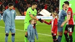 El lindo gesto de Dibu Martínez en el partido que disputó con Aston Villa en Inglaterra