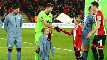 El arquero argentino y un gran gesto con una de las niñas antes del arranque del encuentro. 
