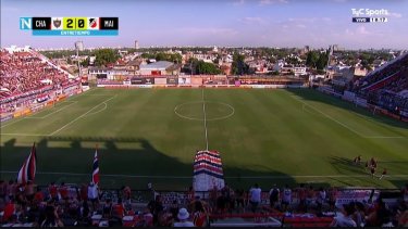 Un hincha de Chacarita fue asesinado en la tribuna durante el primer tiempo del duelo ante Maipú.